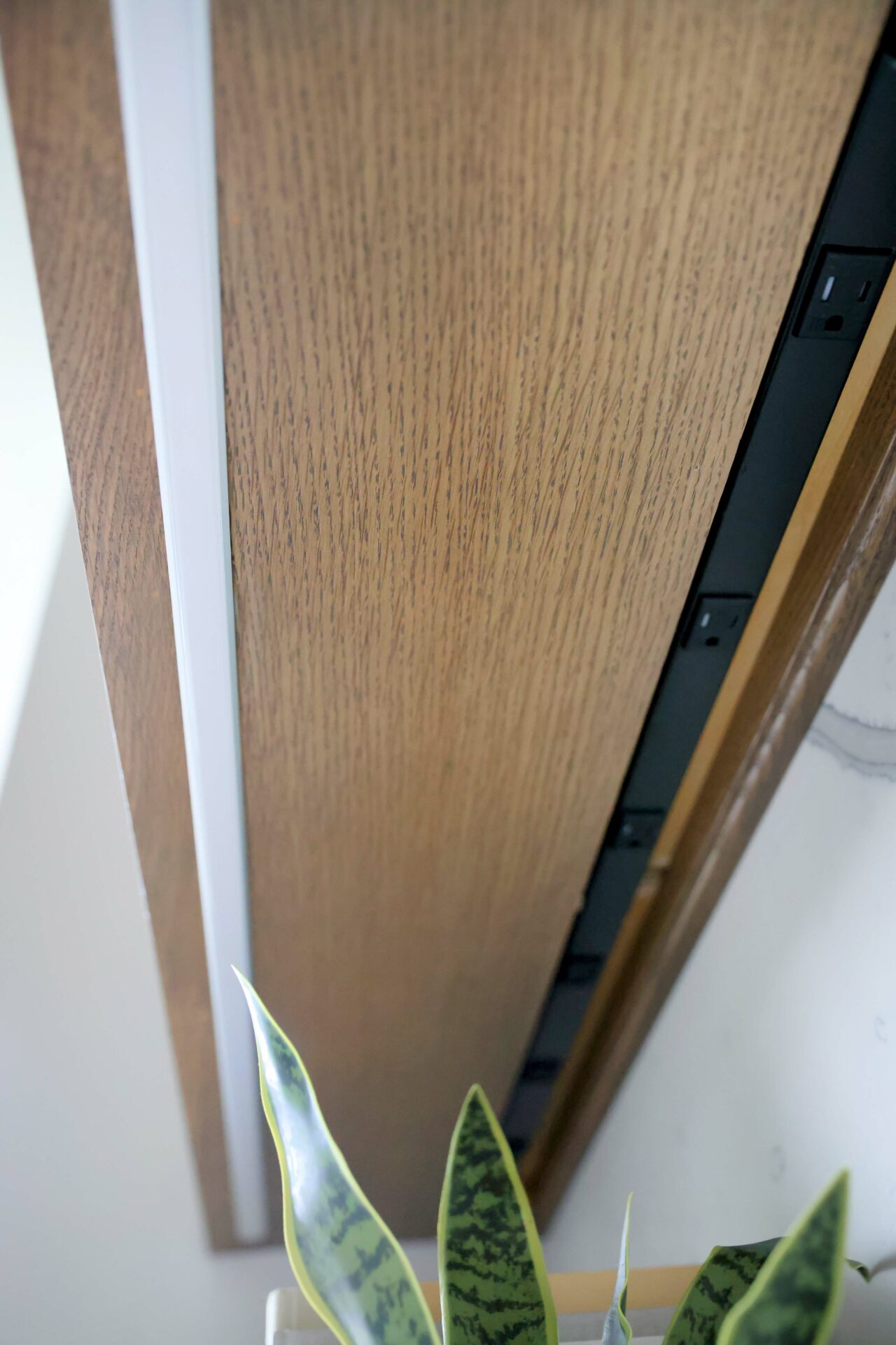 Under cabinet lighting and power to avoid outlets in the backsplash