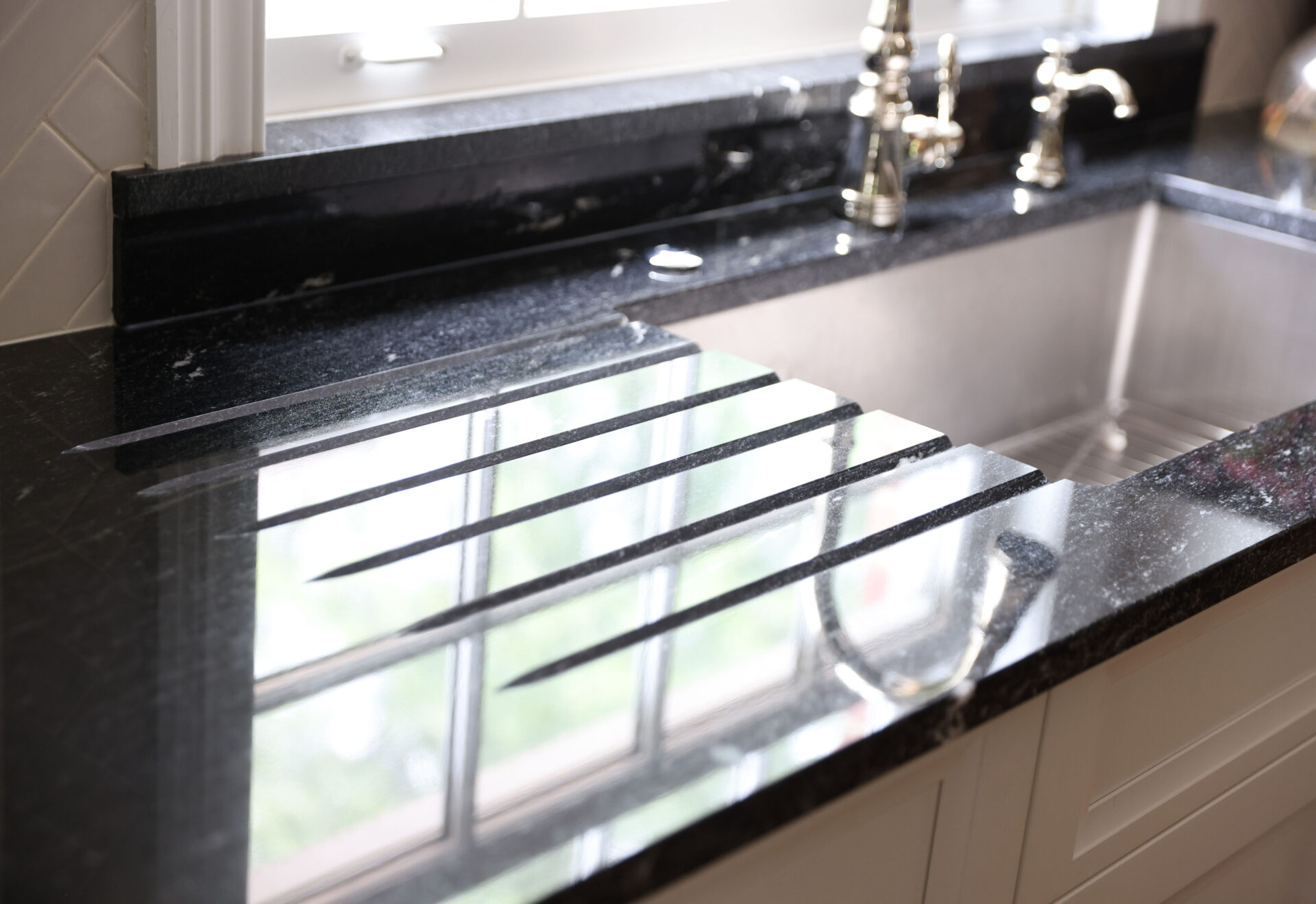 Built in dish dryer on black counterertop rack, dish dryer grooves, black countertop